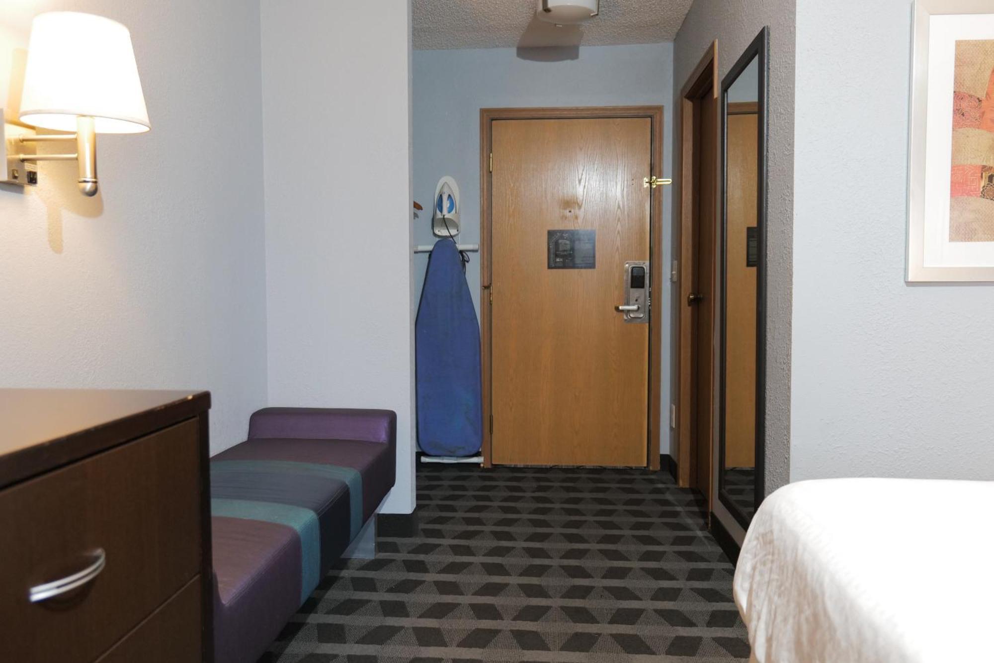 Baymont By Wyndham Flint Airport North Hotel Exterior foto